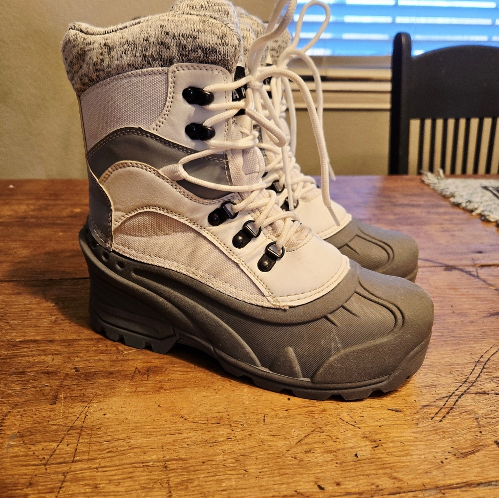 *make Me An Offer*women's Winter Boots in Gray and White